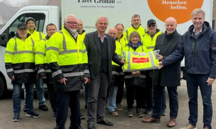 Gruppenfoto vor einem Lieferwagen der Tafel Gronau: Die ehrenamtlichen Fahrer zusammen mit Bürgermeister Doetkotte, Reiner Liedtke, Stefan Nadicksbernd und Manfred Lenz bei der Übergabe der neuen Jacken.